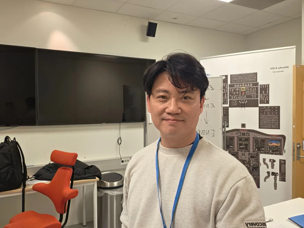 CAE Oslo Ground School에서 교육 중인 CaptainPhil