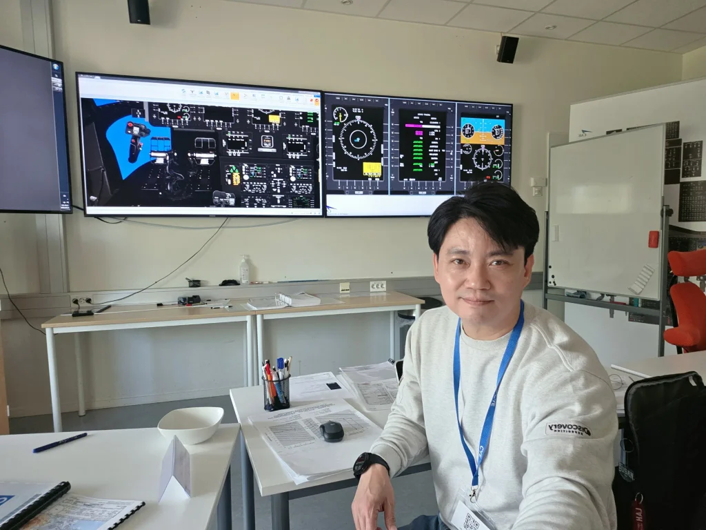 CAE Oslo 헬기 훈련 후기|QR 체크인부터 최종평가까지 7 CAE Oslo S-92 이론교육 교실에서 교육 중인 CaptainPhil과 조종석 시스템 화면