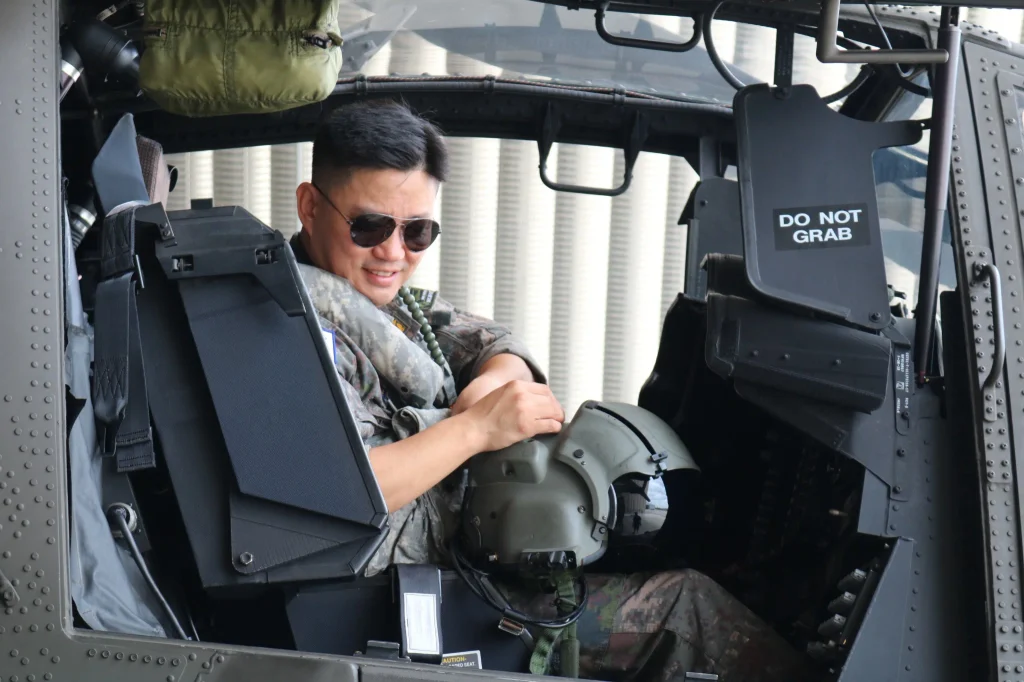 AH-64 조종석에 앉아 있는 헬리콥터 조종사