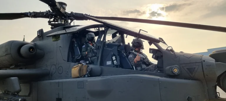 AH-64 조종석에서 함께 임무를 준비하는 두 조종사와 Multi-Crew Mission